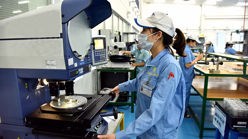 Công nhân làm việc trong xưởng sản xuất linh kiện cơ khí, Khu công nghiệp VSIP Bắc Ninh. (Ảnh NGUYỄN ÐĂNG) 