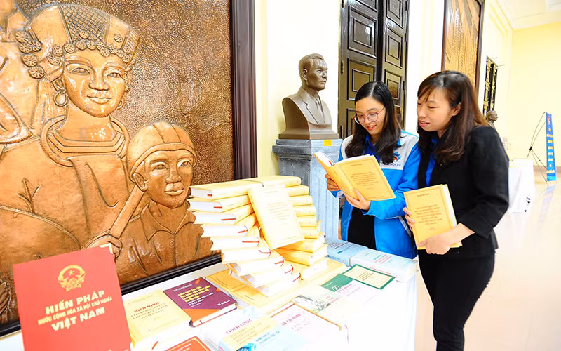 Ðoàn viên, thanh niên Khối Các cơ quan Trung ương nghiên cứu cuốn sách về đấu tranh phòng, chống tham nhũng của Tổng Bí thư Nguyễn Phú Trọng. 