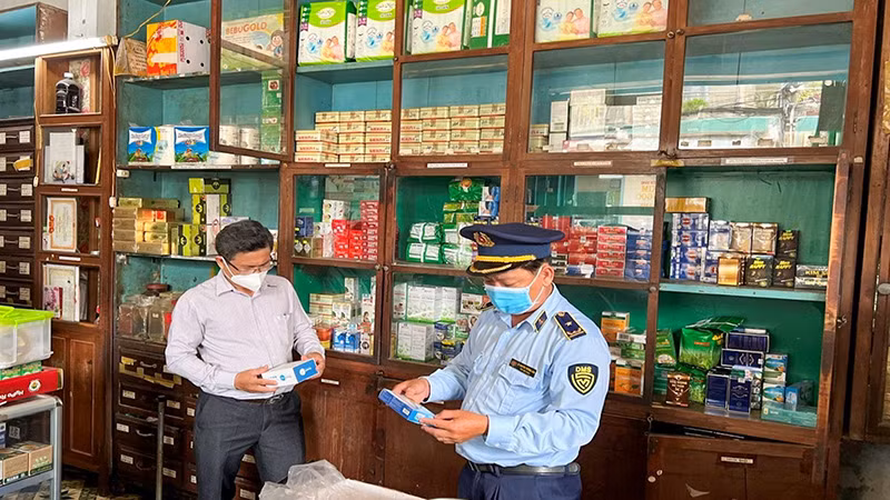 Ðội quản lý thị trường số 6 phối hợp Thanh tra Sở Y tế Tiền Giang kiểm tra các cơ sở kinh doanh thuốc đông y, thuốc tân dược trên địa bàn. 