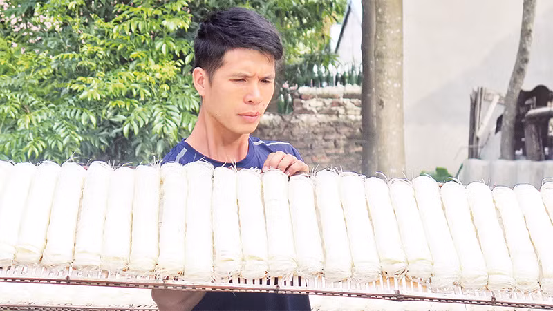 Anh Lý Anh Tuấn, Giám đốc Hợp tác xã cao khô Chợ Bãi (Yên Phúc, Văn Quan, Lạng Sơn) kiểm tra sản phẩm trước khi đóng gói. 