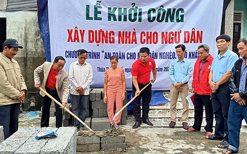 Khởi công xây dựng nhà cho ngư dân nghèo tại xã Phong Bình, huyện Phong Ðiền (Thừa Thiên Huế). 