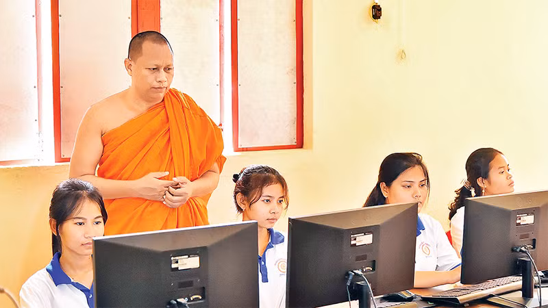Ðại đức Thạch Ða Ra thăm lớp Tin học cơ bản do chùa Thlốt tổ chức dành cho các học sinh người Khmer tại khuôn viên chùa. (Ảnh MỸ HÀ) 