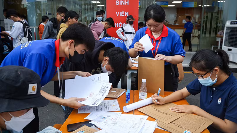 Trường đại học Công nghiệp TP Hồ Chí Minh tiếp nhận thí sinh đến làm thủ tục nhập học. (Ảnh NHẬT THỊNH). 