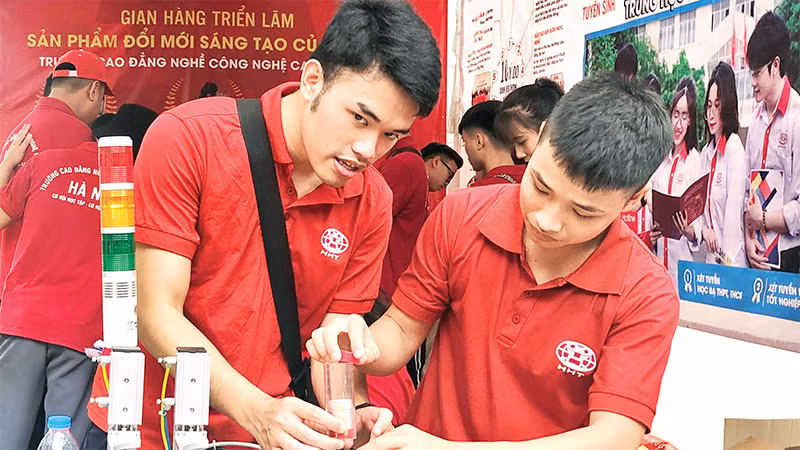 Không gian triển lãm sản phẩm đổi mới sáng tạo của Trường cao đẳng nghề Công nghệ cao Hà Nội. 