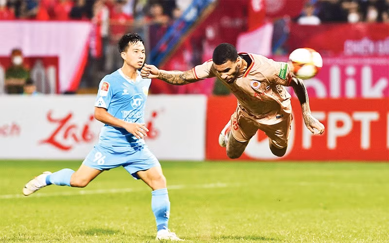 Cầu thủ Jhon Cley đánh đầu ghi bàn thắng thứ 3 cho đội Công an Hà Nội FC. (Ảnh TRẦN HẢI) 