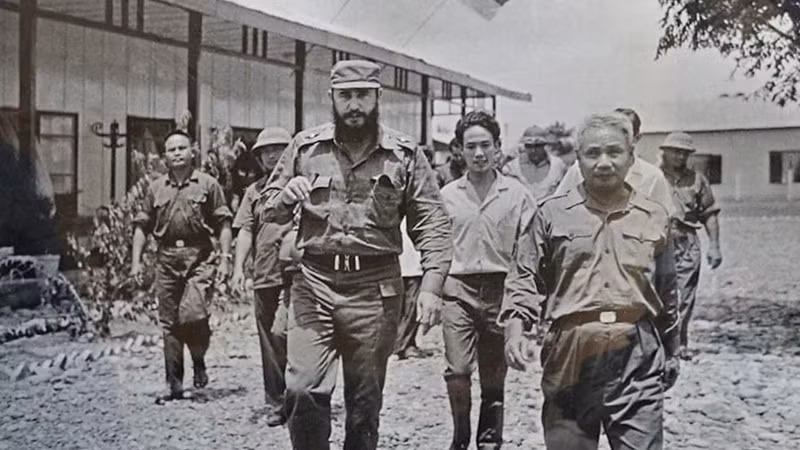 Chủ tịch Cuba Fidel Castro thăm Khu trụ sở Chính phủ cách mạng lâm thời Cộng hòa miền nam Việt Nam tại huyện Cam Lộ, ngày 15/9/1973. (Ảnh Tư liệu) 