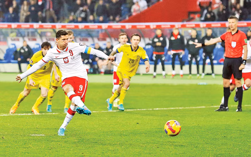 Lewandowski được vợ là bác sĩ khoa học thể thao áp dụng những bài tập lạ lùng. Ảnh trong bài | getty 