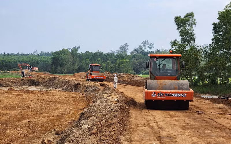 Các nhà thầu triển khai máy móc, phương tiện bạt núi, san lấp mặt bằng mở tuyến cao tốc Quảng Ngãi-Hoài Nhơn. 