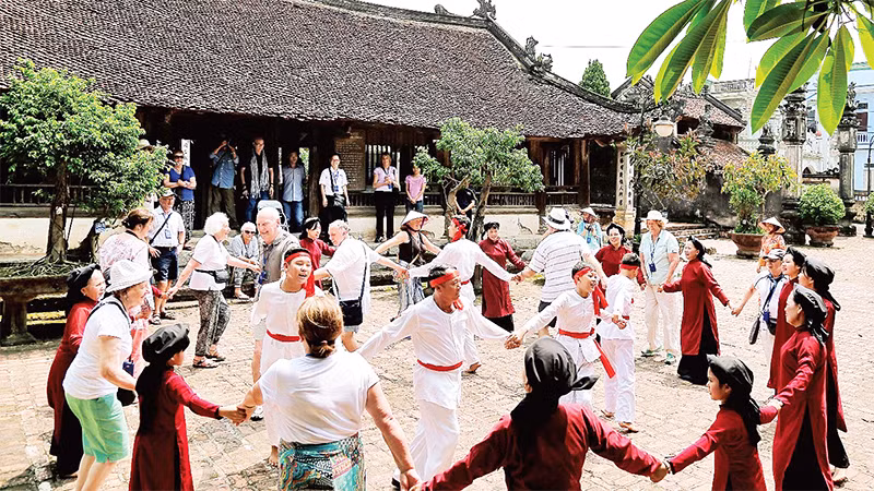 Khách du lịch dự sinh hoạt văn hóa cộng đồng tại Phú Thọ. (Ảnh Mai Anh) 