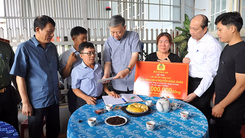 Ðồng chí Bộ trưởng Tô Lâm thăm hỏi, động viên gia đình liệt sĩ Nguyễn Ðăng Nhân, công an xã Ea Ktur, huyện Cư Kuin, tỉnh Ðắk Lắk. 