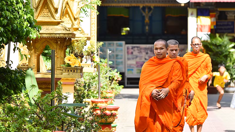 Ðến các phum, sóc Khmer ở Trà Vinh, cứ vào khoảng 8 đến 11 giờ, du khách bắt gặp nhóm nhà sư đi khất thực. (Ảnh THỦY NGUYÊN)