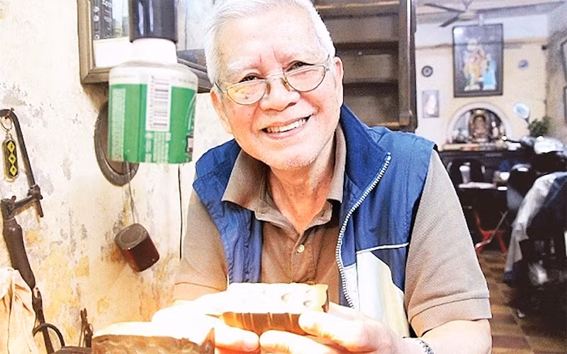 Ông Nguyễn Chí Thành giới thiệu một số dụng cụ nghề kim hoàn. 