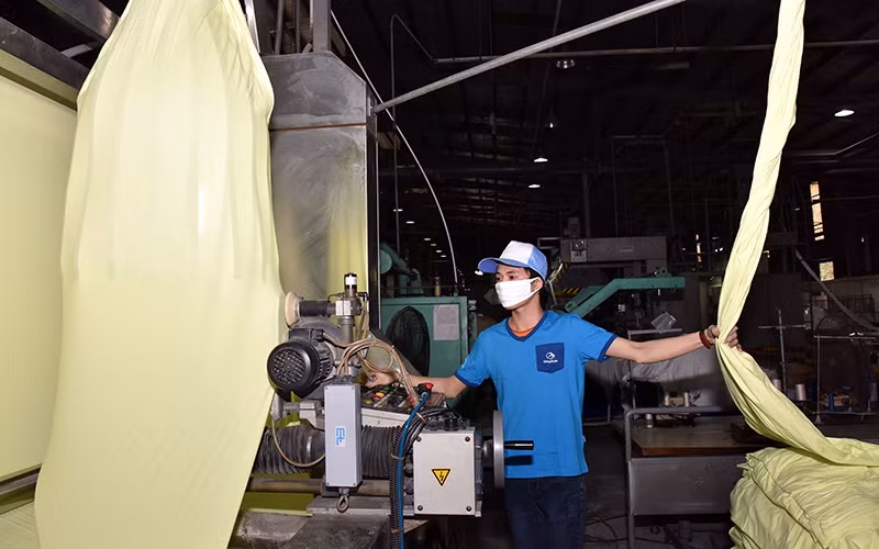 Sản xuất hàng dệt may xuất khẩu tại Công ty Dệt kim Ðông Xuân. (Ảnh ÐĂNG DUY) 