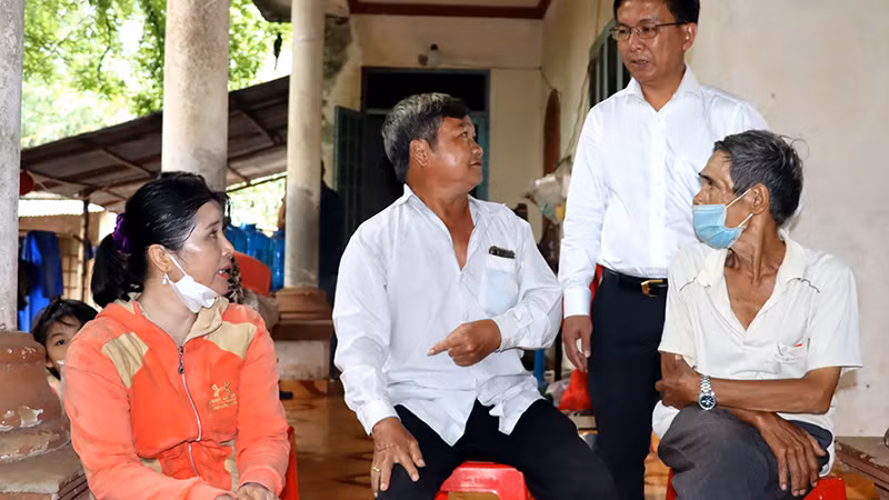 Lãnh đạo huyện Long Thành đến từng hộ dân để tuyên truyền, vận động bàn giao mặt bằng xây dựng sân bay quốc tế Long Thành (Ðồng Nai).