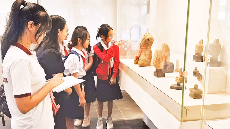 Thí sinh tham gia cuộc thi "Lớn lên cùng sách" tìm hiểu thông tin tại Bảo tàng lịch sử Thành phố Hồ Chí Minh. 