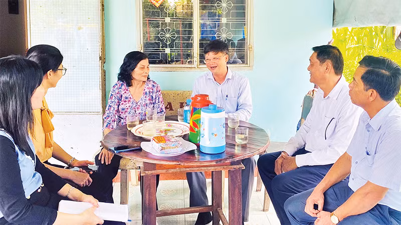 Lãnh đạo Thành ủy Tây Ninh đến thăm, lắng nghe tâm tư, suy nghĩ, kinh nghiệm từ những đảng viên lão thành để tập trung "tự soi, tự sửa". 