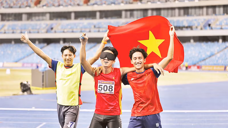 Nguyễn Ngọc Hiệp (508) giành HCV 400m hạng T11. (Ảnh THÁI DƯƠNG) 