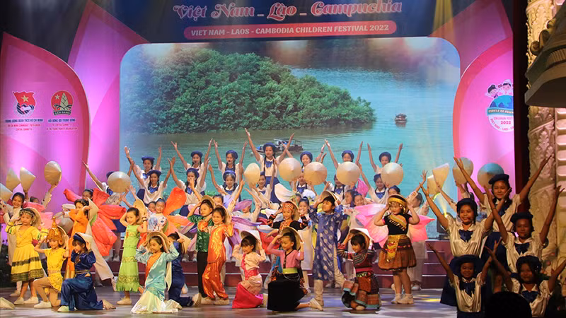 Thế hệ trẻ góp phần vun đắp tình hữu nghị giữa ba nước. (Ảnh TTXVN) 