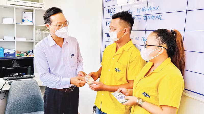 Chủ tịch Hội đồng thành viên CEP Hoàng Văn Thành trao vốn vay cho khách hàng là công nhân. 