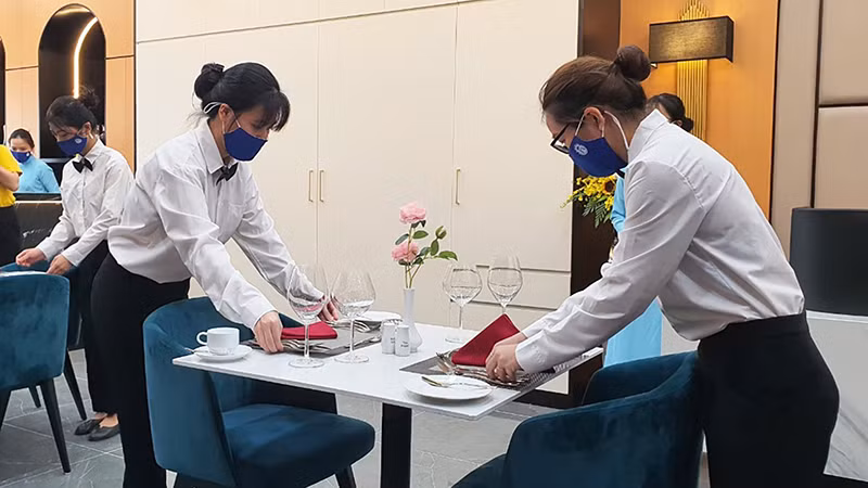 Sinh viên ngành du lịch thực tập tại cơ sở kinh doanh du lịch. (Ảnh TRƯỜNG ÐẠI HỌC MỞ HÀ NỘI) 