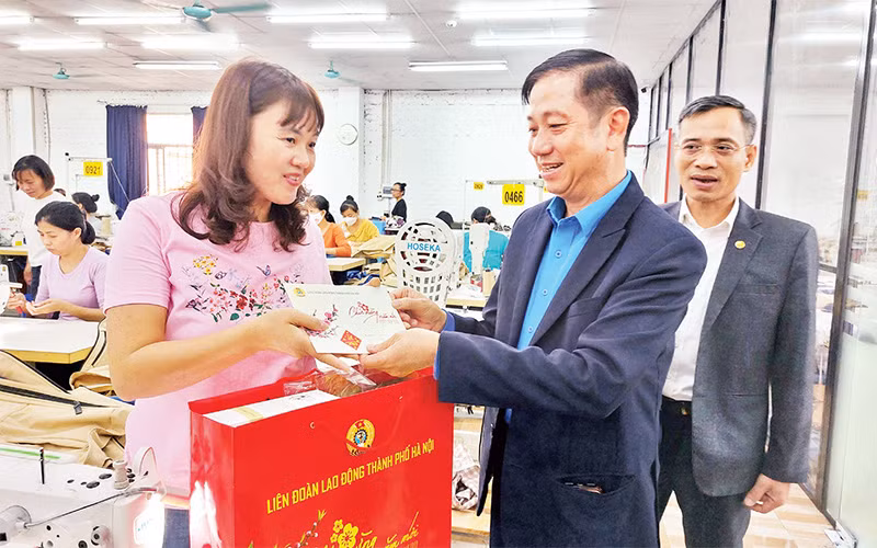 Lãnh đạo Liên đoàn Lao động thành phố Hà Nội chúc Tết, trao quà tặng công nhân Công ty TNHH may mặc T-Concepts. (Ảnh NGỌC ÁNH) 