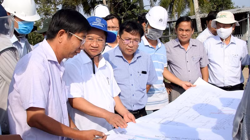 Lãnh đạo TP Cần Thơ kiểm tra tiến độ một công trình giao thông trọng điểm. 