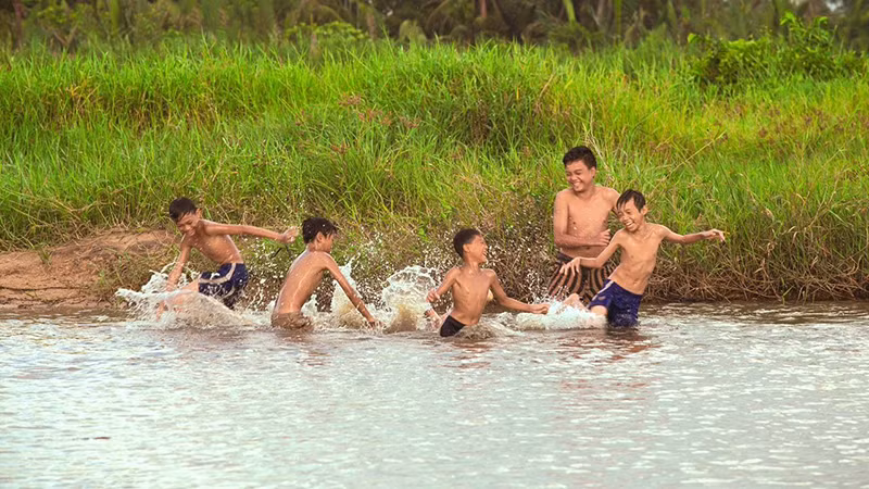 Những bãi tắm tự phát (ao, hồ, sông) luôn tiềm ẩn rất nhiều nguy hiểm. (Ảnh M.N) 