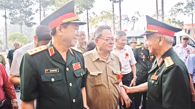 Các cựu chiến binh vui mừng gặp lại nhau tại lễ kỷ niệm