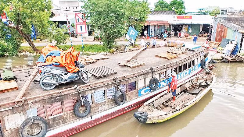 Ðò chợ Cần Thơ-Cà Mau cập bến giao hàng tại phường 5, thành phố Cà Mau. 