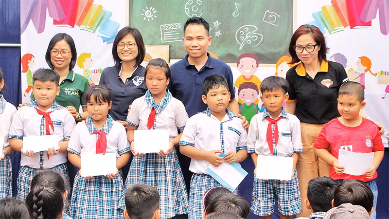 Thành đoàn Cần Thơ tặng xe đạp cho học sinh có hoàn cảnh khó khăn xã Thới Hưng, huyện Cờ Ðỏ.