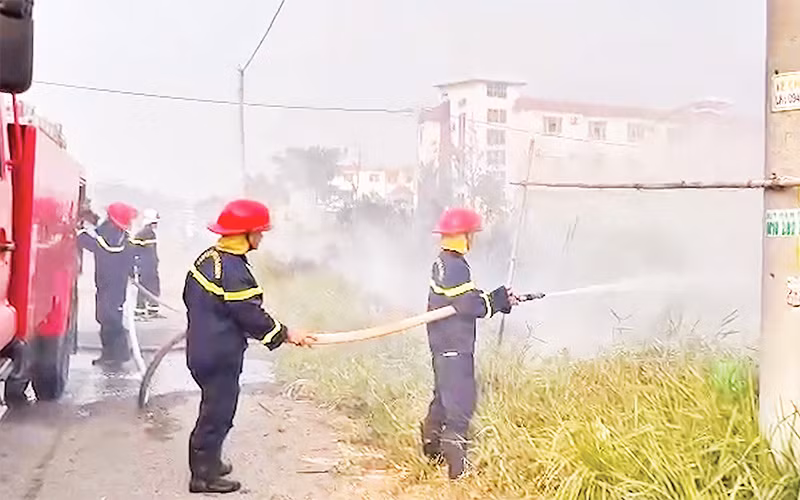 Đề phòng nguy cơ cháy cỏ, rác mùa nắng nóng 