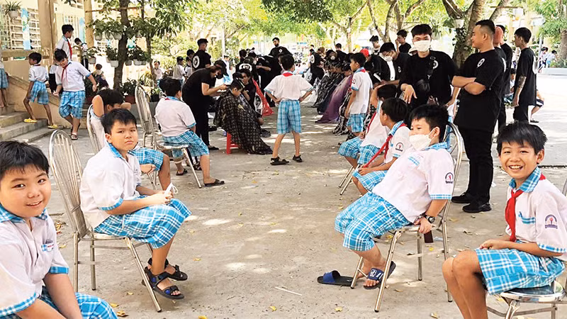 Các em học sinh Trường THCS Thới An Ðông thuộc quận Bình Thủy, TP Cần Thơ háo hức chờ đến lượt cắt tóc.
