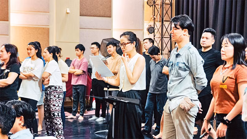 Các nghệ sĩ HBSO trong một chương trình tập luyện vở diễn mới. 