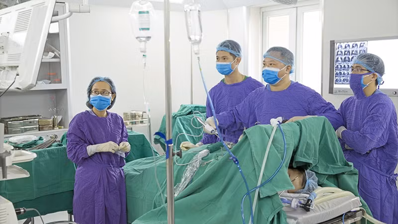 Một ca phẫu thuật tại Bệnh viện Ung bướu Hà Nội. 