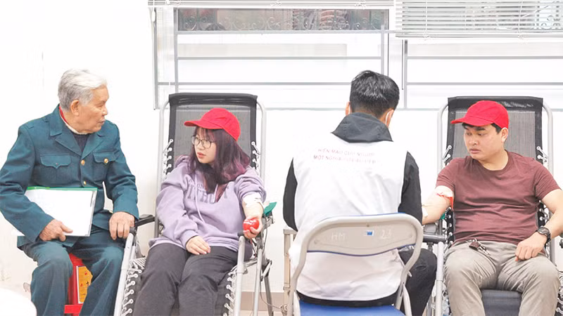 Ông Lê Ðình Duật (ngoài cùng bên trái) động viên những người tham gia hiến máu tại địa phương. 