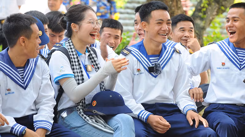 Giao lưu giữa các đại biểu Hành trình "Sinh viên với biển, đảo Tổ quốc" và chiến sĩ xã đảo Sinh Tồn (huyện Trường Sa, tỉnh Khánh Hòa). 