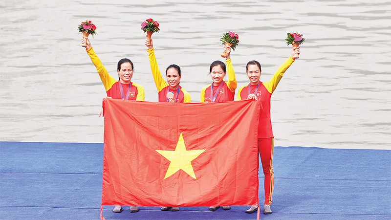 Ðội tuyển rowing nữ Việt Nam đoạt HCÐ nội dung thuyền 4 nữ hạng nặng một mái chèo. (Ảnh HOÀNG LINH) 