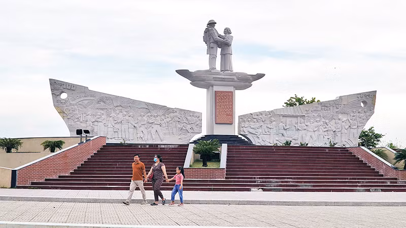 Tượng đài tại Khu lưu niệm di tích Ðịa điểm tập kết ra bắc năm 1954. 