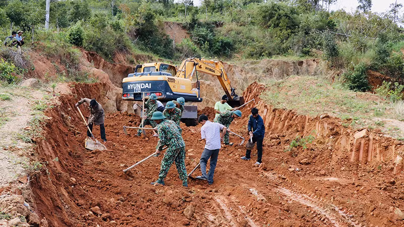 Cán bộ, chiến sĩ Lữ đoàn Công binh 7 (Quân đoàn 3) làm đường vào làng Ðê Kôn, xã Hà Ra, huyện Mang Yang, tỉnh Gia Lai. 