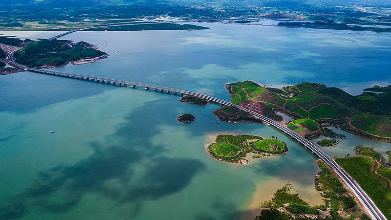 Tuyến đường cao tốc Vân Ðồn-Móng Cái hoàn thành đúng kế hoạch nhờ sự đồng thuận của nhân dân, góp phần mở ra không gian phát triển mới cho địa phương. (Ảnh: NAM ANH) 