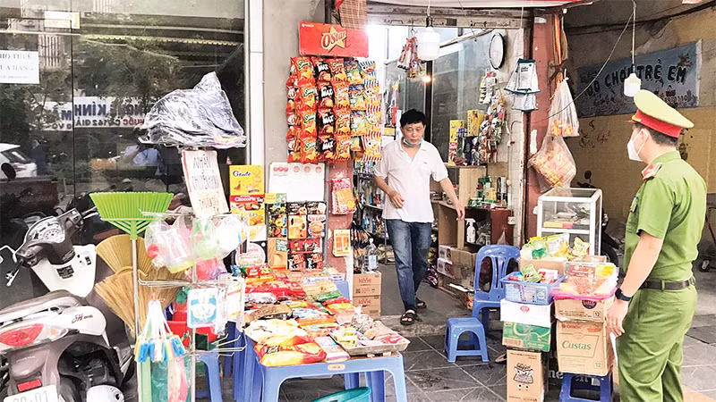 Lực lượng chức năng phường Cát Linh nhắc nhở các hộ kinh doanh không bày hàng hóa trên hè, bảo đảm trật tự đô thị trên địa bàn. 