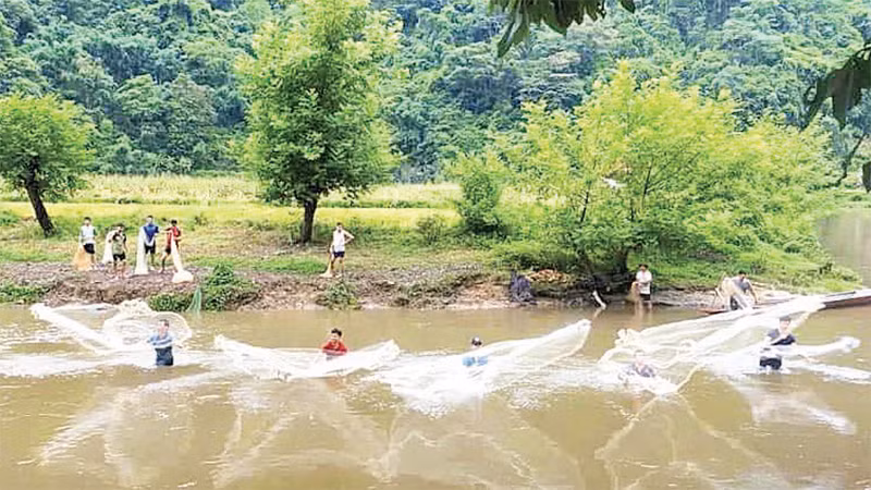 Du khách trải nghiệm đánh cá trên sông Năng, xã Nam Mẫu, huyện Ba Bể. (Ảnh THU CÚC) 