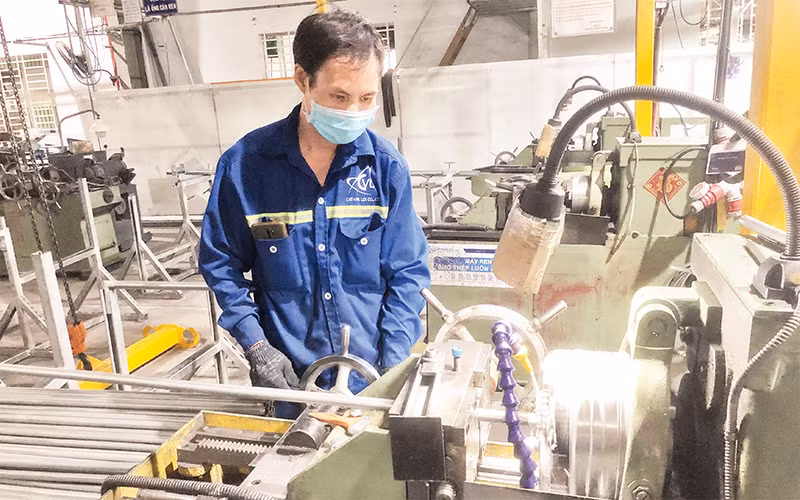 Doanh nghiệp như "trút được gánh nặng" khi được tháo gỡ những khó khăn về quy định phòng cháy, chữa cháy. Trong ảnh: Sản xuất tại Công ty Cát Vạn Lợi, huyện Củ Chi. 