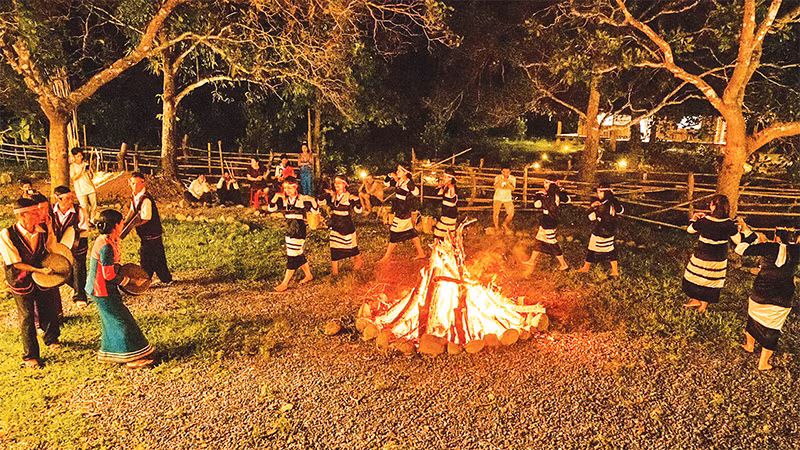 Các đội văn nghệ của mô hình du lịch cộng đồng biểu diễn phục vụ du khách. 