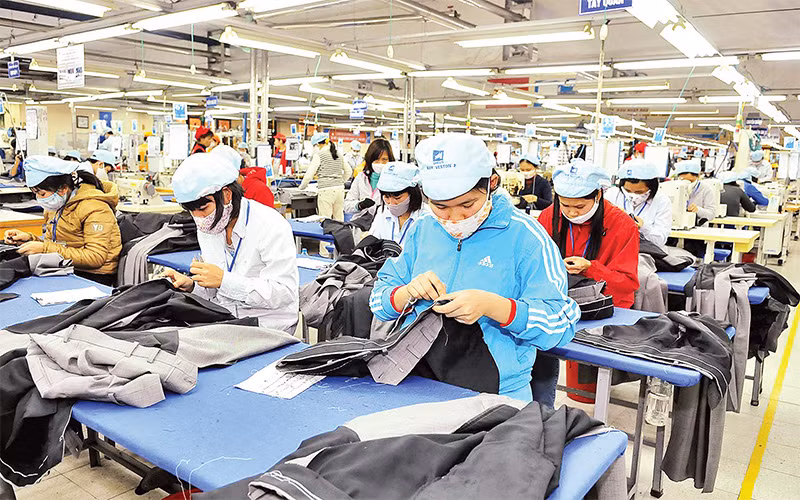 Công nhân làm việc trong xưởng may, Tổng công ty May 10. (Ảnh NGUYỄN ÐĂNG) 