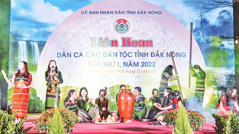Tiết mục "Ðón khách" của đồng bào dân tộc M’nông được biểu diễn tại Liên hoan Dân ca các dân tộc tỉnh Ðắk Nông. 