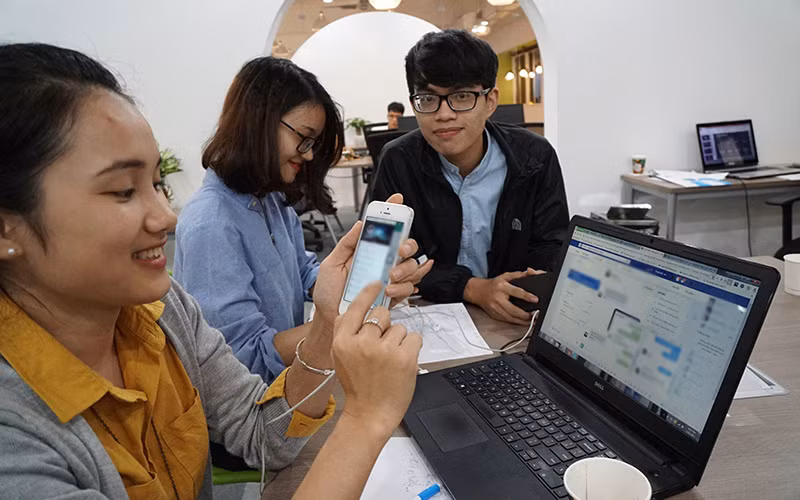 Người tiêu dùng lựa chọn, mua sắm trên các sàn thương mại điện tử. 