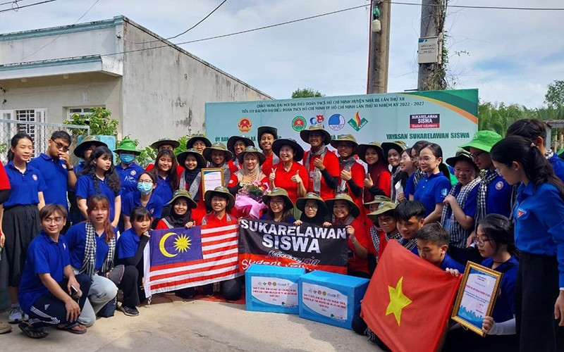 Sinh viên Malaysia tham gia hoạt động tình nguyện tại Việt Nam. (Ảnh Ðại sứ quán Malaysia tại Việt Nam) 