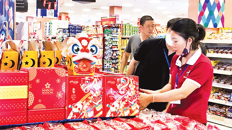 Bánh Trung thu bày bán trong siêu thị AEON Long Biên. 