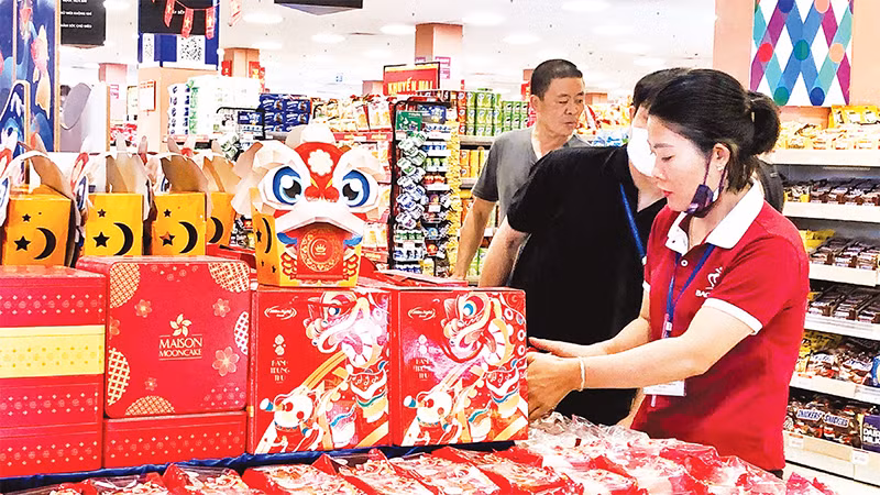 Bánh Trung thu bày bán trong siêu thị AEON Long Biên. 